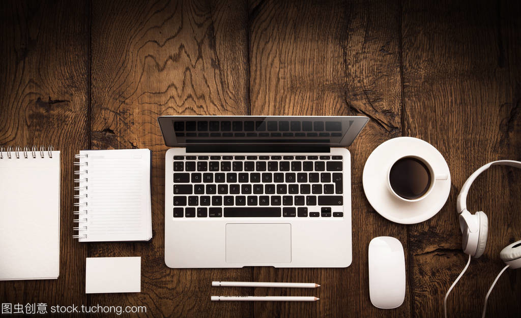 現代設備與木制桌面 和諧辦公的藝術